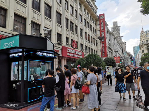 南京东路上出现的机器人咖啡，勾起沉睡在身体里的“咖啡虫”
